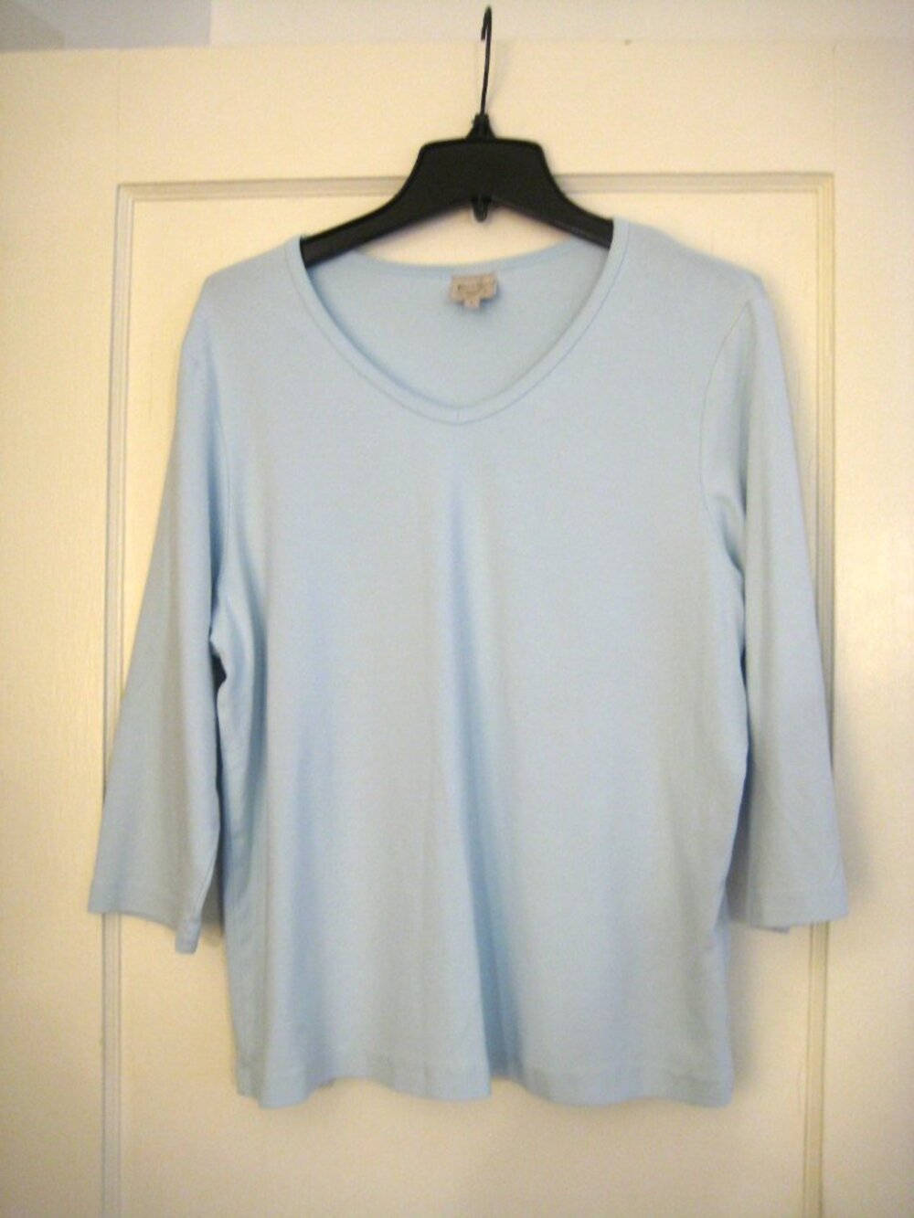 LADY'S SIZE L "FOCUS" PALE BLUE 3/4 SLEEVE KNIT TOP w/VEE NECK